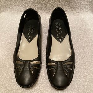 EUC with box White Mountain black leather flats with cute pattern size 7.5